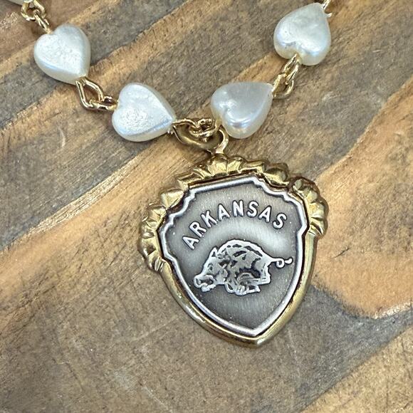 Vintage Arkansas Razorbacks Imitation Heart Shaped Pearl Charm Bracelet In Box - Picture 4 of 7